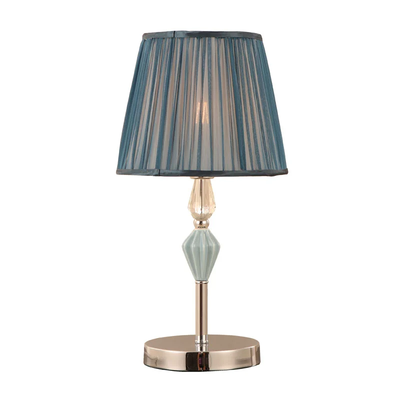 Tradisjonell plissert stoff bordlampe